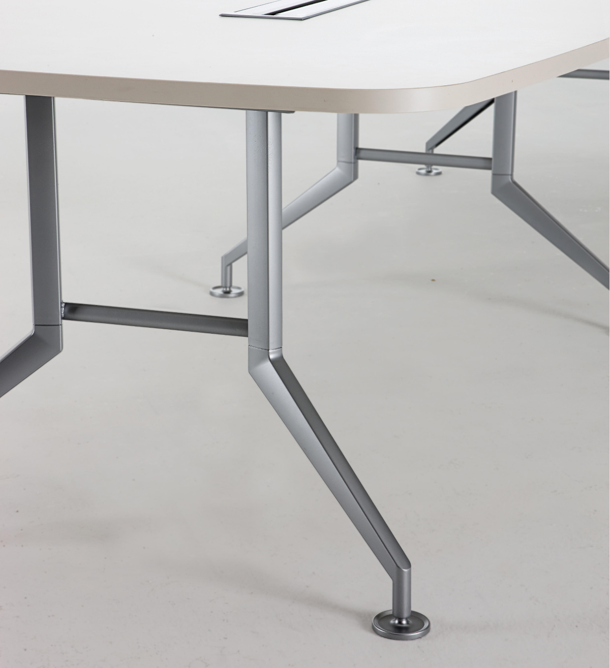 Leg-Free Lower Design