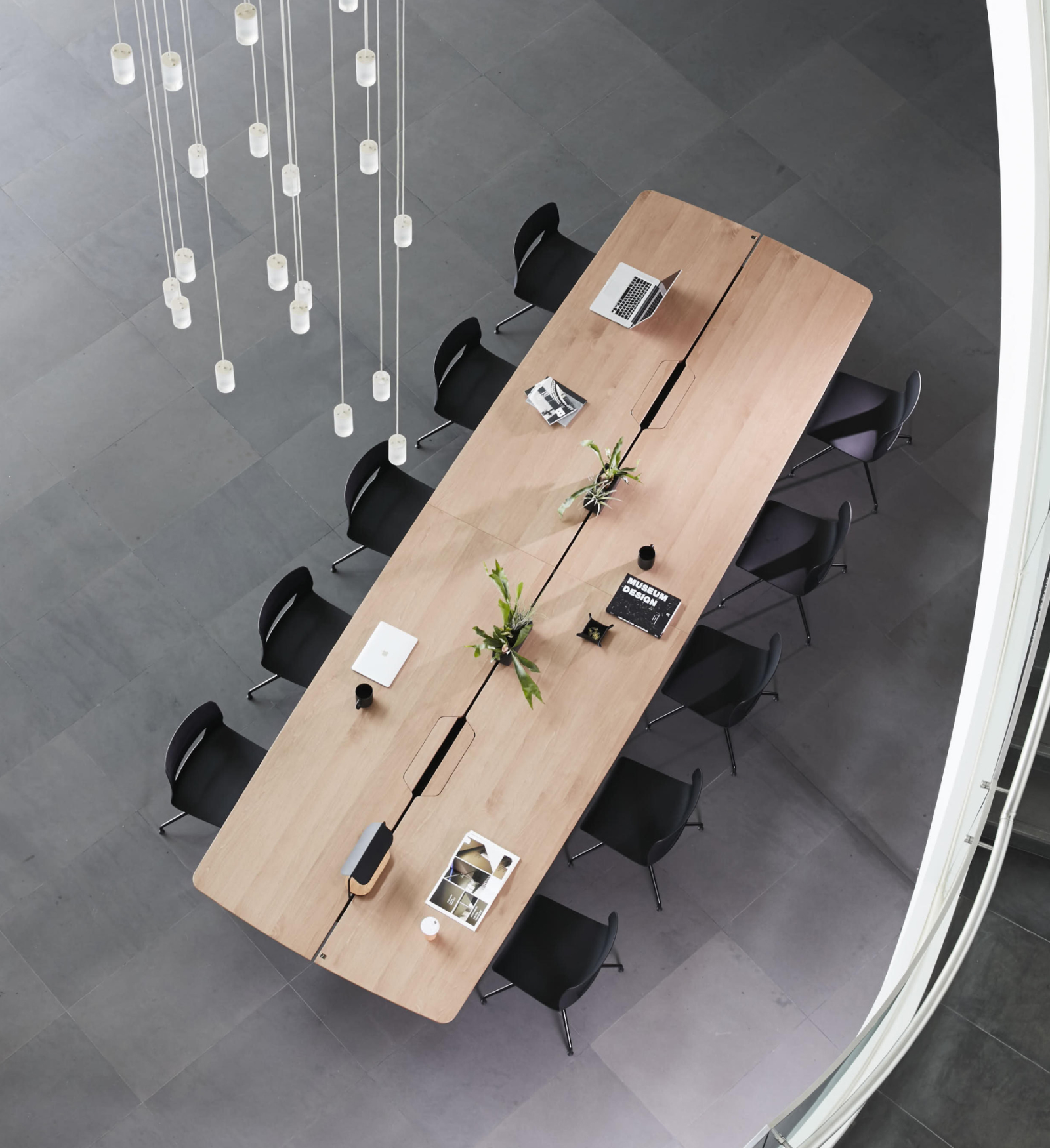 Big Table_닷컴_연출컷2.jpg