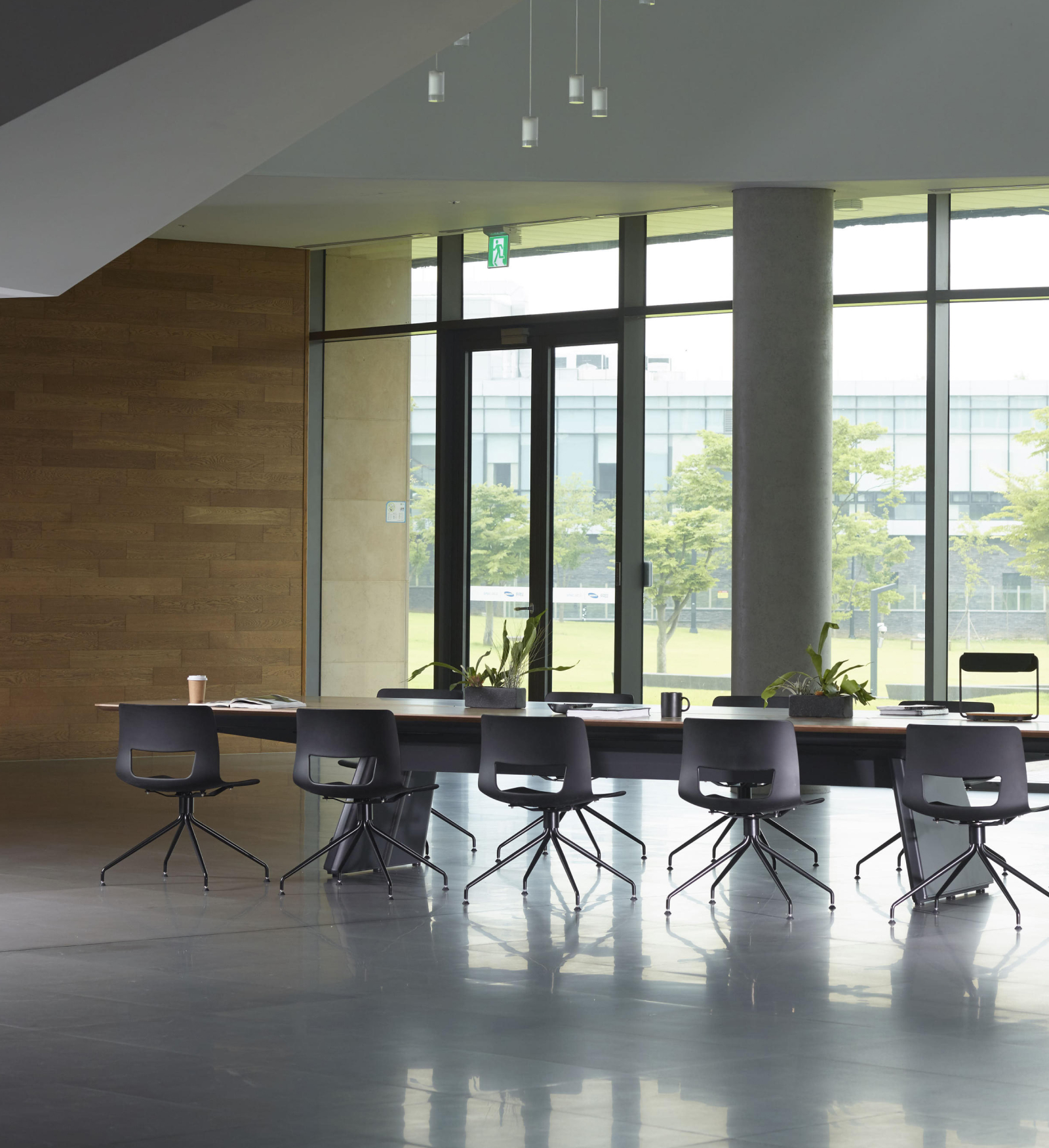 Big Table_닷컴_연출컷1.jpg